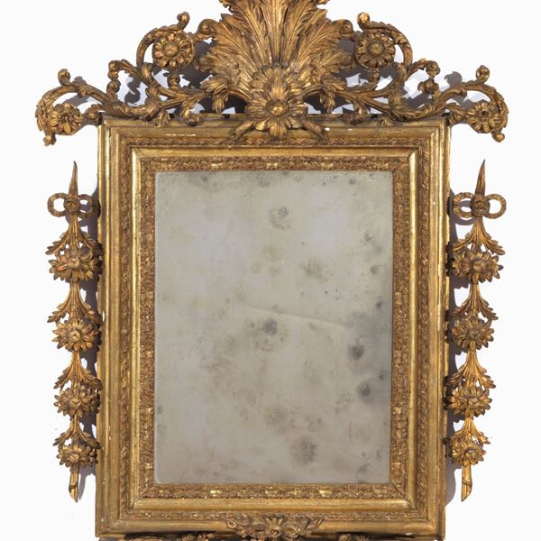 Antica specchiera romana in legno dorato e riccamente intagliato a motivi di ricci, rosoni, conchiglia, calatine di fiori e fiocchi, specchio al mercurio