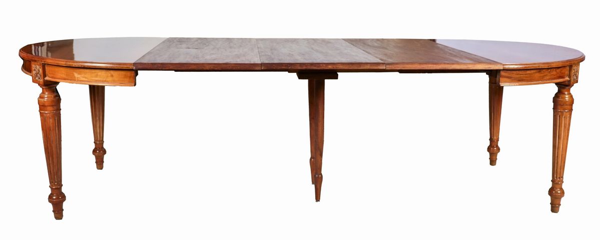 Antico tavolo da pranzo francese di linea Luigi XVI in mogano chiaro, a forma ovale allungabile c...