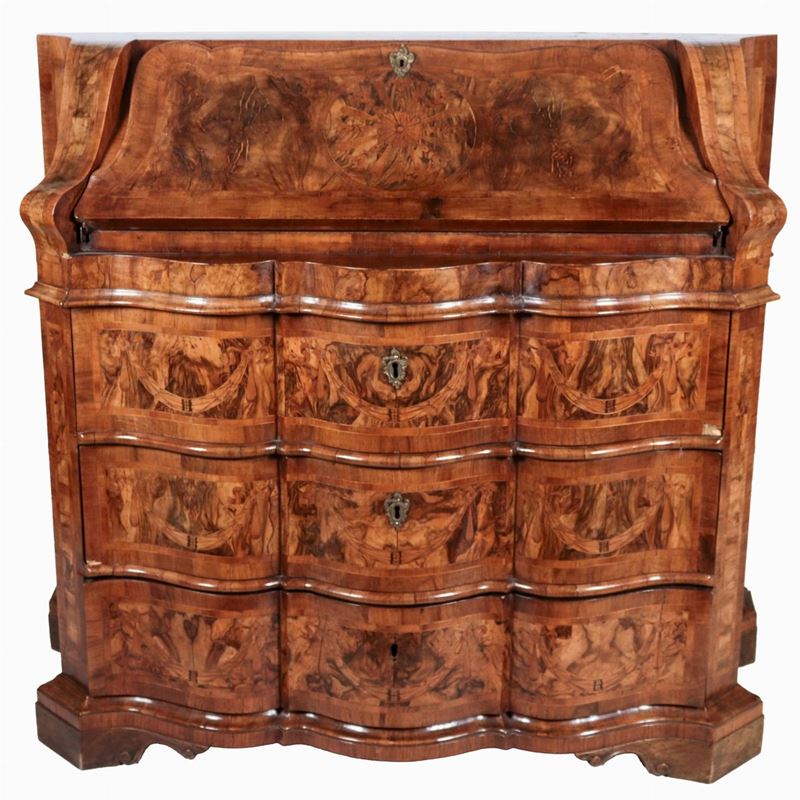 Ribalta veneta di linea Luigi XV in noce e radica di noce, a forma mossa sagomata con filettature...