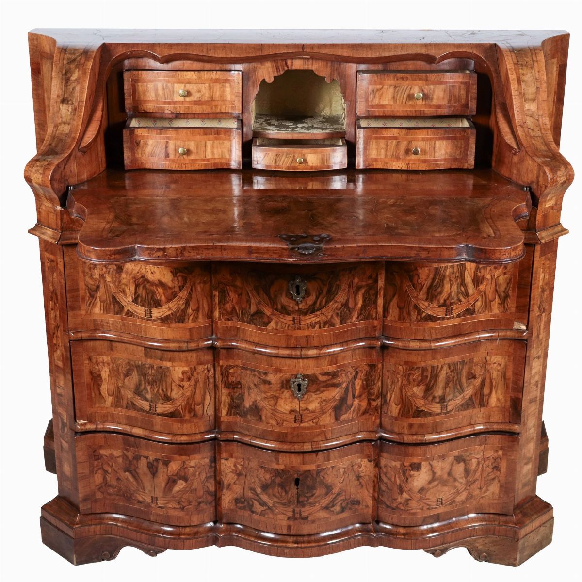 Ribalta veneta di linea Luigi XV in noce e radica di noce, a forma mossa sagomata con filettature...