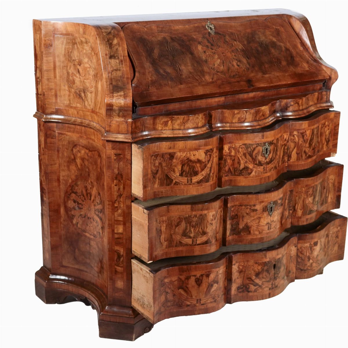 Ribalta veneta di linea Luigi XV in noce e radica di noce, a forma mossa sagomata con filettature...