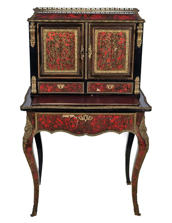 French Bonheur du jour Napoleon III (1852-1870), in ebonized wood with inlays in the Boulle style and friezes and trimmings in gilded and chiseled bronze. The upper part has two doors, the lower part has a sliding shelf forming a desk and a drawer underneath, four curved legs. Defects