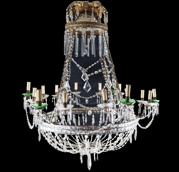 Grande lampadario a mongolfiera in metallo brunito, con prismi, pendagli e calatine in cristallo, 18 luci. Lievi difetti
