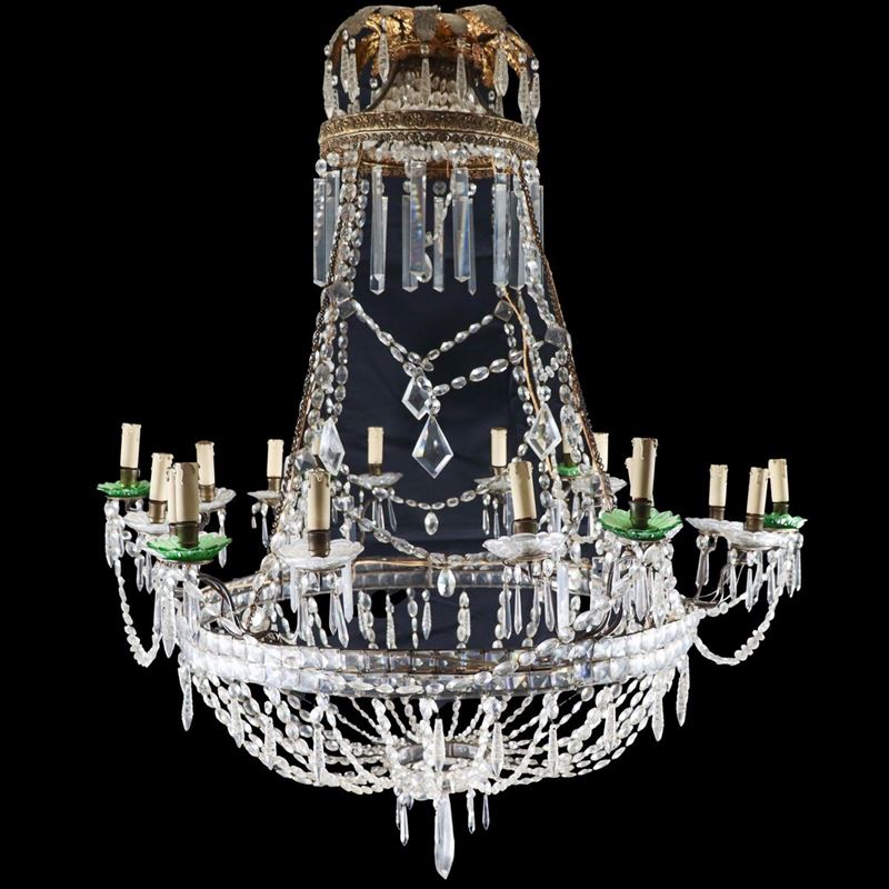 Grande lampadario a mongolfiera in metallo brunito, con prismi, pendagli e calatine in cristallo,...