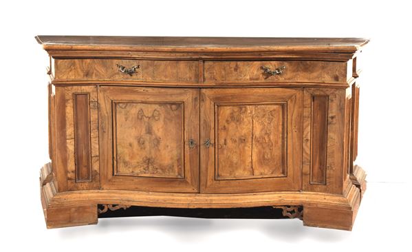 Ancient Venetian sideboard in walnut and walnut root, with a wavy shape with shaped corners, two central drawers and two doors underneath. Part of the floor has been replaced
