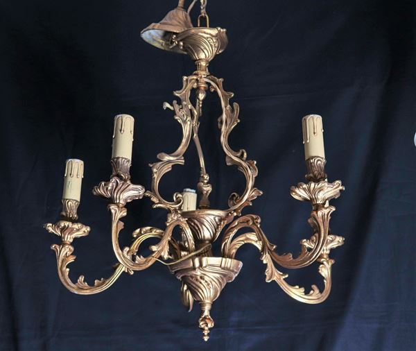 Piccolo lampadario francese in bronzo dorato, sbalzato e cesellato, 5 luci