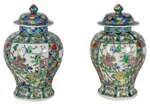 Coppia di potiches cinesi in porcellana Famiglia Verde, con decorazioni in smalti policromi a rilievo a motivi di fiori orientali. Una potiche presenta mancanza al collo