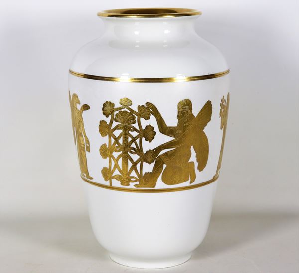 Vaso in porcellana bianca di Bavaria, con fascia in oro zecchino con figure egizie