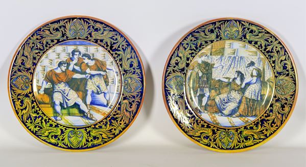 Pair of Gualdo Tadino glazed majolica parade plates, marked Luca della Robbia, entirely decorated and colorful with scenes from ancient Rome in the center "Octavian visits Cleopatra" and "Nero decides to kill himself"