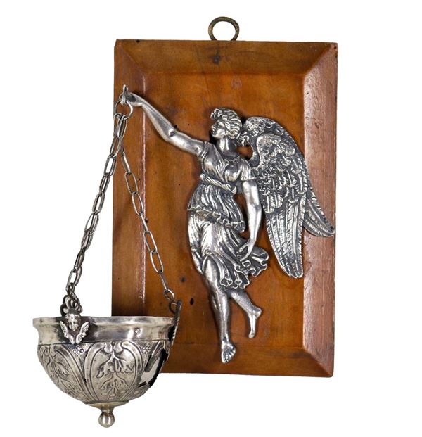 Acquasantiera romana in argento sbalzato e cesellato, supporto in legno