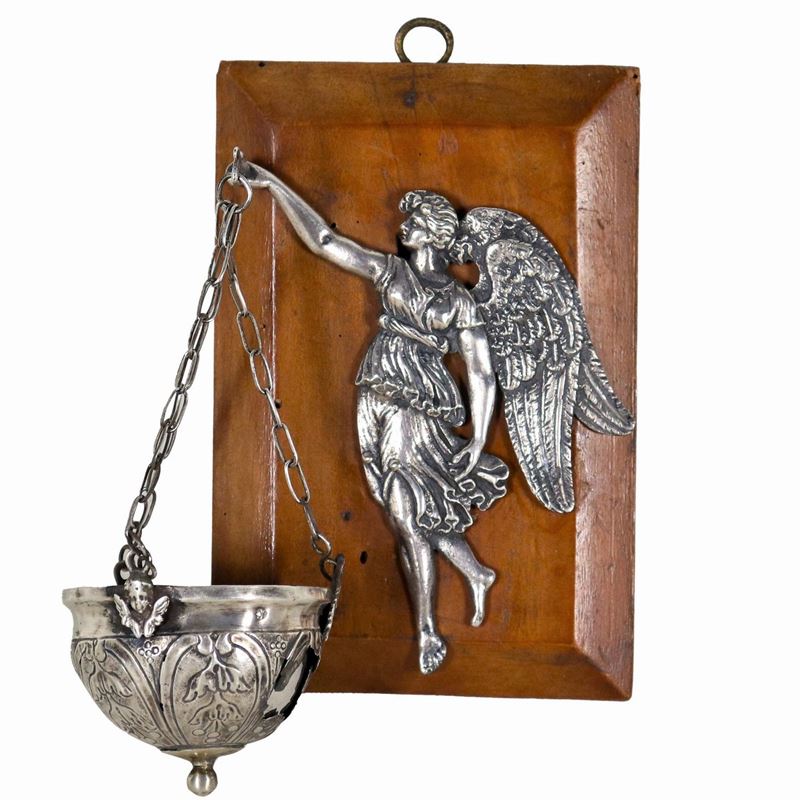 Acquasantiera romana in argento sbalzato e cesellato, supporto in legno