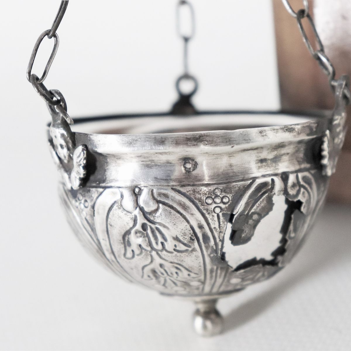 Acquasantiera romana in argento sbalzato e cesellato, supporto in legno