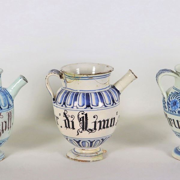 Lotto di tre antiche brocche in maiolica veneta, con iscrizioni e decorazioni floreali e geometriche. Rotture e mancanze
