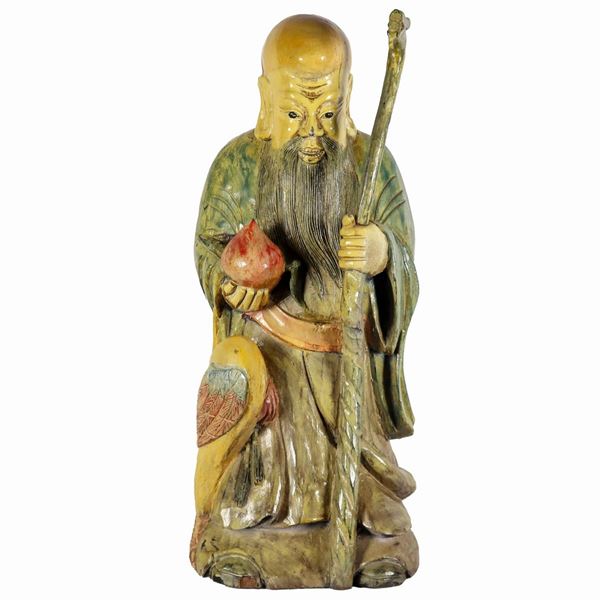 "Santone con airone", grande scultura cinese in legno policromo. La scultura presenta rottura sulla testa