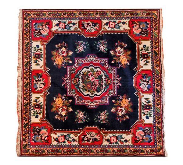 Tappeto persiano Kazakh a disegno geometrico e floreale su fondo blu, rosso e bianco, M 1,65 X 1,48