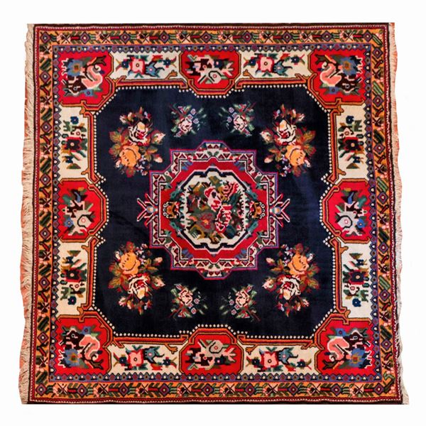 Tappeto persiano Kazakh a disegno geometrico e floreale su fondo blu, rosso e bianco, M 1,65 X 1,48