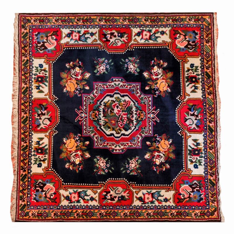 Tappeto persiano Kazakh a disegno geometrico e floreale su fondo blu, rosso e bianco, M 1,65 X 1,...