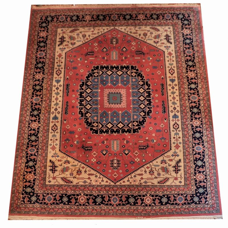 Tappeto persiano Kazakh a disegno naturalistico e geometrico su fondo celeste, rosso e avana con ...