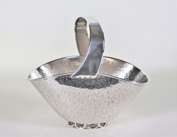 Oval basket in smooth and hammered silver, gr. 300