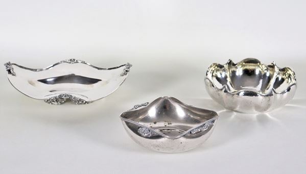 Silver lot of three bowls in various shapes and sizes, gr. 490