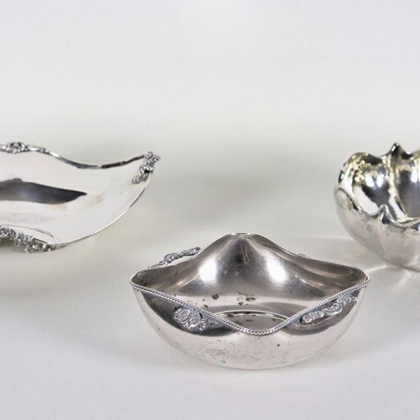 Silver lot of three bowls in various shapes and sizes, gr. 490