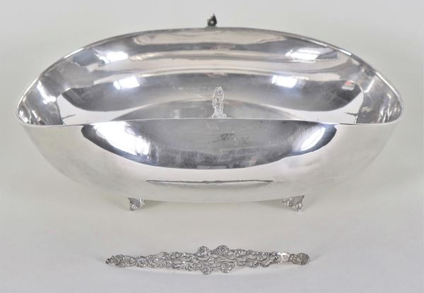 Oval silver basket supported by four chiseled feet, broken handle to be rewelded, gr. 330