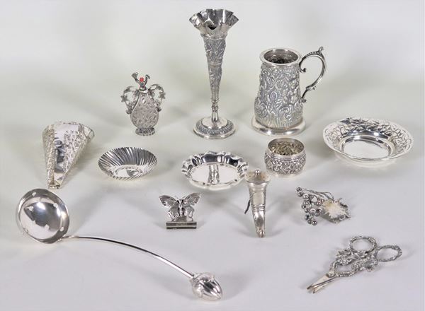 Lot in chiselled and embossed silver (13 pcs), gr. 440