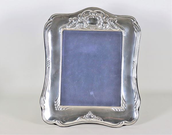 Table portrait frame in silvered and embossed metal