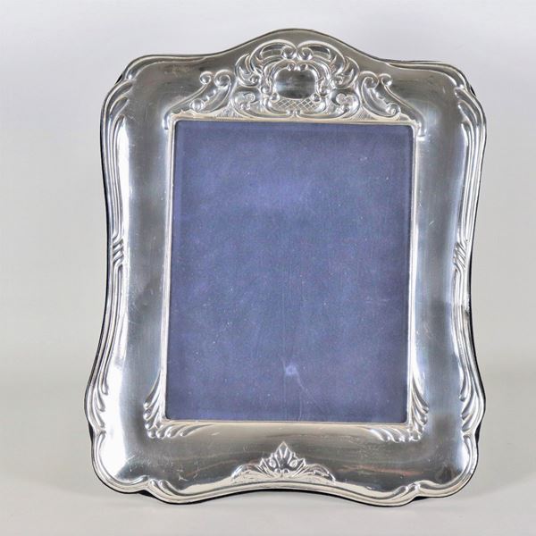 Table portrait frame in silvered and embossed metal