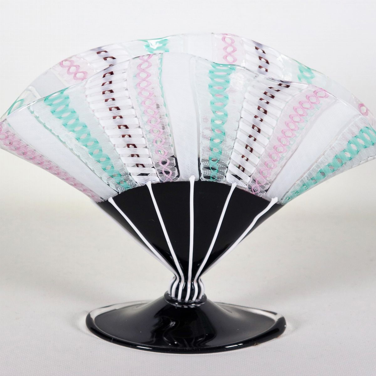 Fulvio Bianconi, Venini Murano 1948-1950 ca., vaso a ventaglio in vetro soffiato ad incalmo, con ...