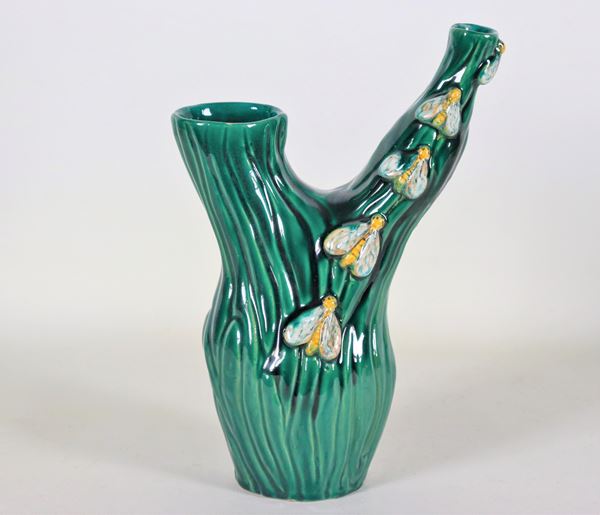 Vaso in ceramica porcellanata e smaltata verde bottiglia con applicazioni policrome a rilievo di api, lieve mancanza al bordo del collo