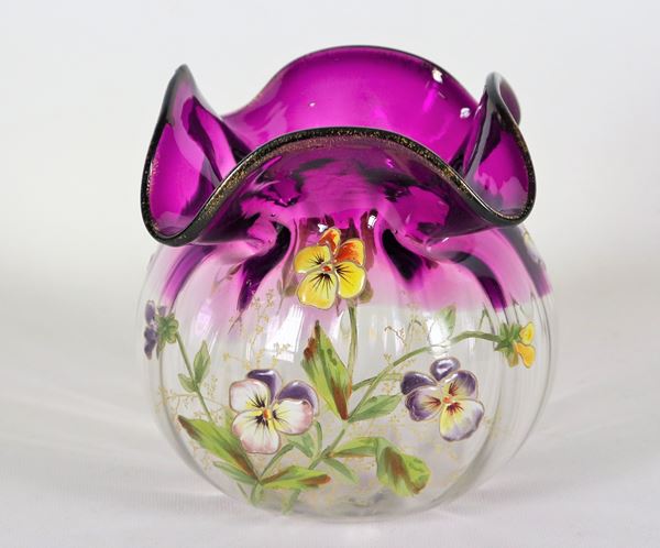 Piccolo vaso in vetro soffiato di Murano vinaccio, con collo a cartoccio e applicazioni in smalti policromi a rilievo di fiori e foglie 