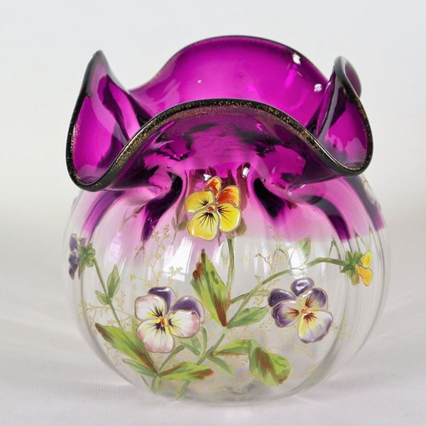 Piccolo vaso in vetro soffiato di Murano vinaccio, con collo a cartoccio e applicazioni in smalti policromi a rilievo di fiori e foglie 