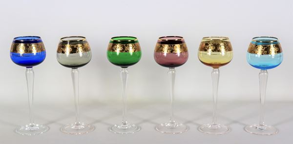 Sei bicchieri a calice in vetro di Murano a vari colori, con fasce in oro zecchino a motivi floreali