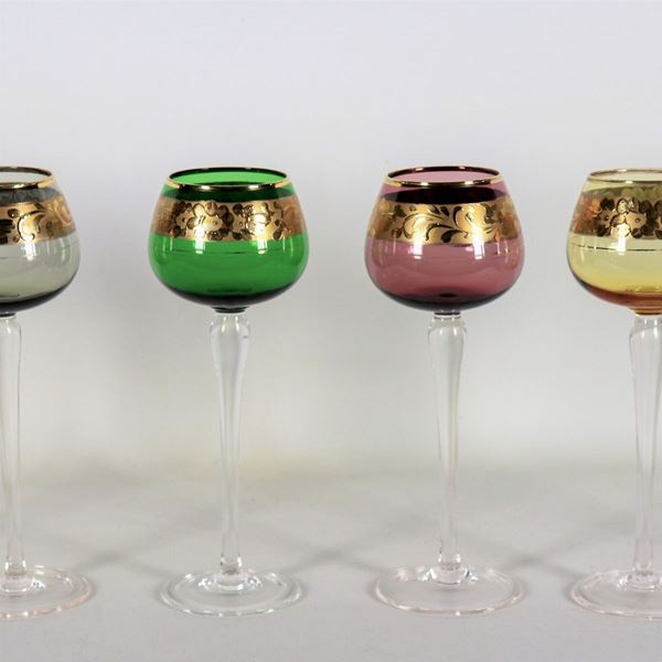 Sei bicchieri a calice in vetro di Murano a vari colori, con fasce in oro zecchino a motivi floreali