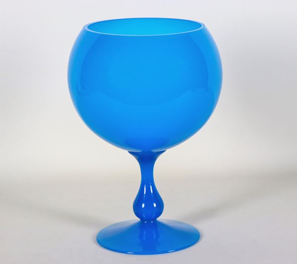 Coppa in vetro e cristallo di Murano azzurro, lieve sbeccatura al bordo superiore