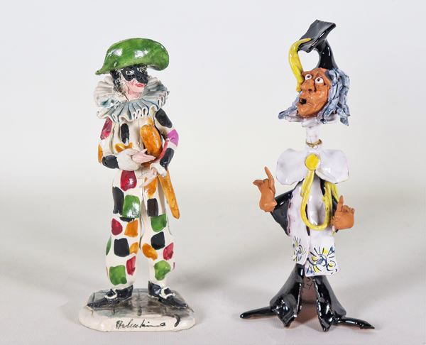 "Arlecchino e Azzeccagarbugli", lotto di due statuine in ceramica smaltata e porcellanata, vari difetti e mancanze