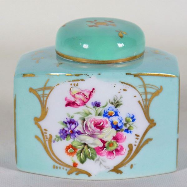 Scatola portatè in porcellana celeste di Couleuvre - Limoges, con decorazioni a rilievo a mazzetti di fiori e lumeggiature in oro zecchino