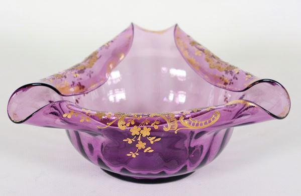 Cestino a fazzoletto in vetro soffiato di Murano violaceo, sui bordi applicazioni in oro zecchino a volute floreali