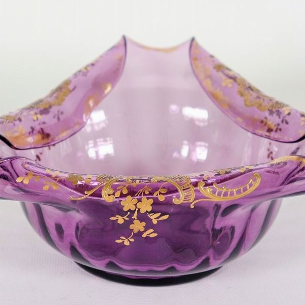 Cestino a fazzoletto in vetro soffiato di Murano violaceo, sui bordi applicazioni in oro zecchino a volute floreali