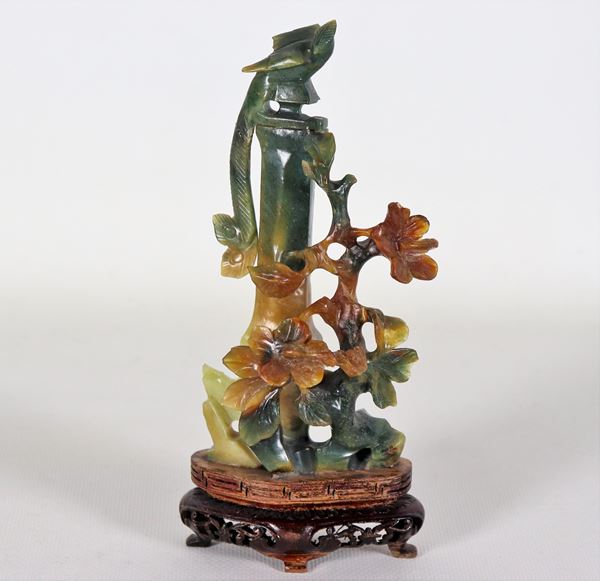 Small Chinese green jade group "Vase with flowers and exotic bird", defect and lack