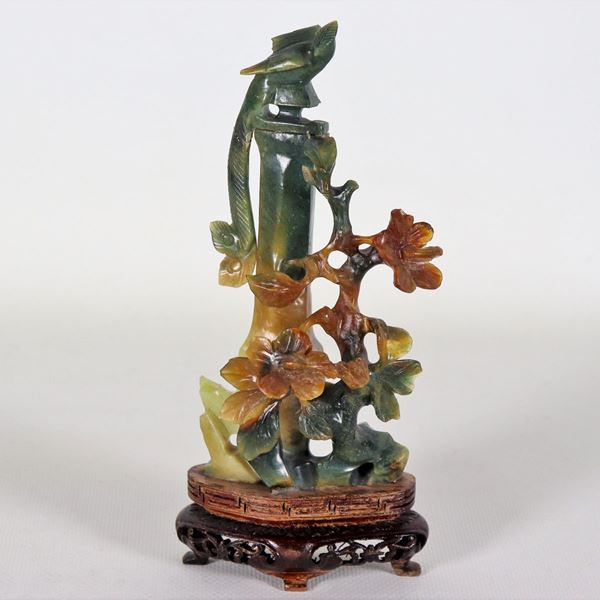 Small Chinese green jade group "Vase with flowers and exotic bird", defect and lack
