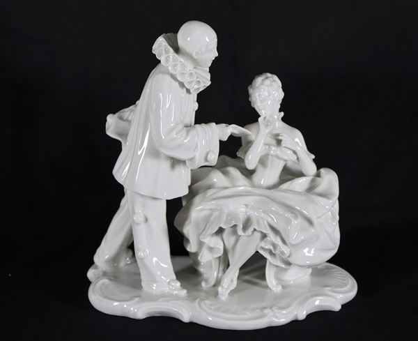 "Pierrot con dama", gruppo in porcellana bianca smaltata Capodimonte, lievi mancanze 
