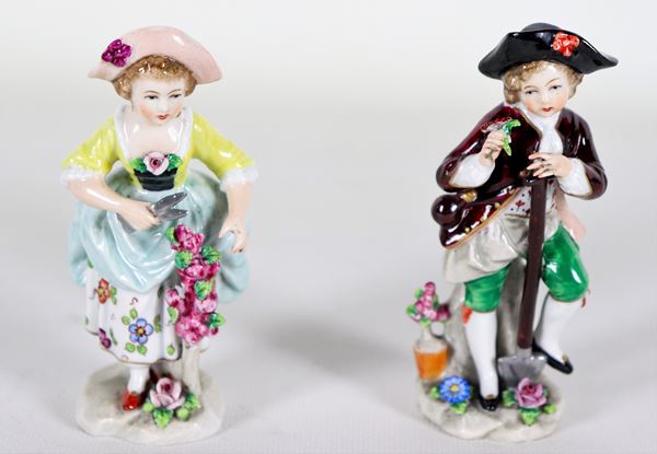 Coppia di statuine "Fanciulli con fiori" in porcellana policroma Capodimonte, lievi mancanze