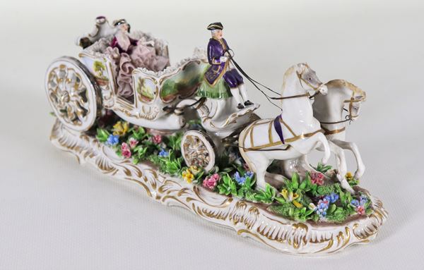 Gruppo in porcellana policroma "Dama con carrozza", firmato Luigi Fabris - Bassano del Grappa 1883-1952. Lievi difetti e mancanze