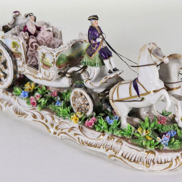Gruppo in porcellana policroma "Dama con carrozza", firmato Luigi Fabris - Bassano del Grappa 1883-1952. Lievi difetti e mancanze