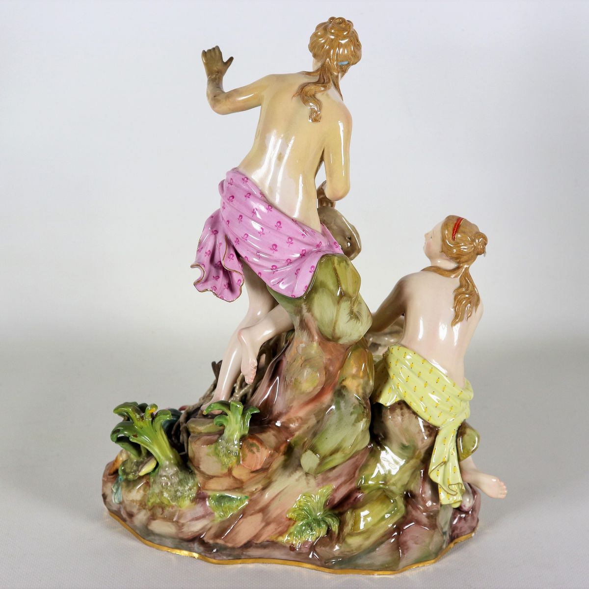 "Allegoria mitologica", antico gruppo in porcellana policroma di Meissen, rotture e mancanze