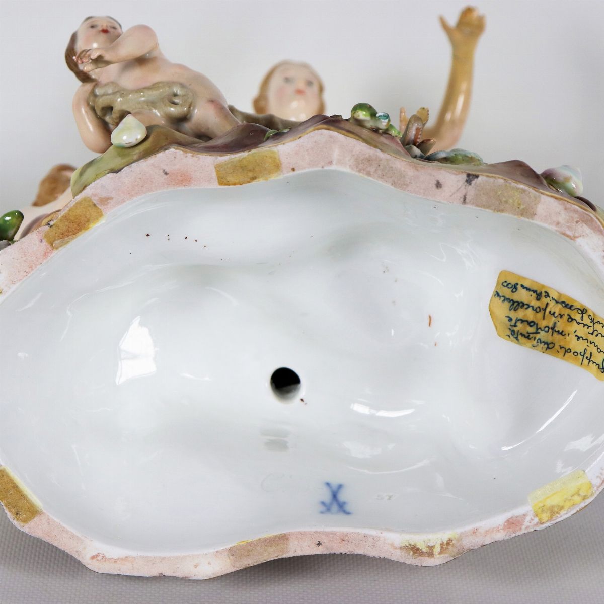 "Allegoria mitologica", antico gruppo in porcellana policroma di Meissen, rotture e mancanze