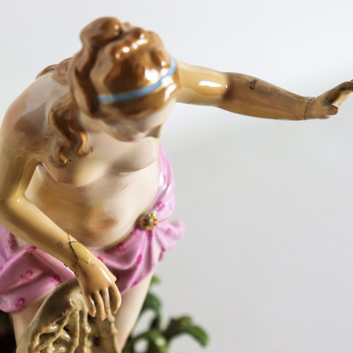 "Allegoria mitologica", antico gruppo in porcellana policroma di Meissen, rotture e mancanze