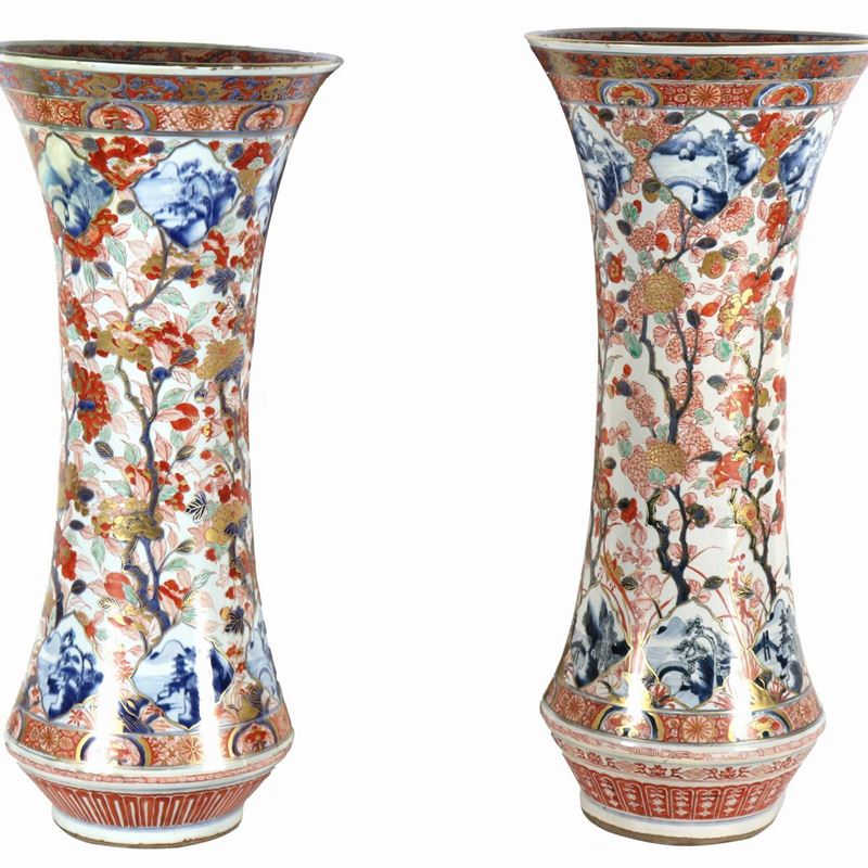 Coppia di antichi grandi vasi giapponesi a tromba in porcellana Imari, con decorazioni in smalti ...
